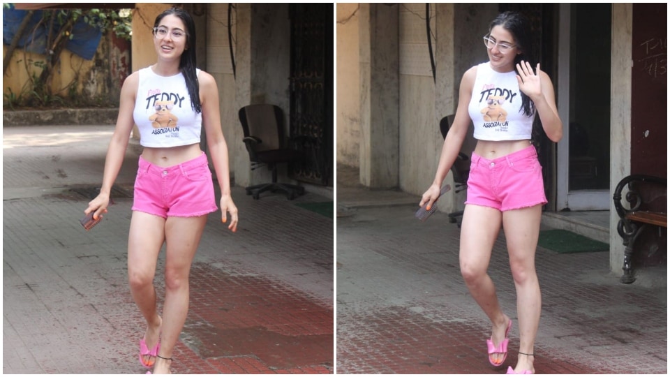 Sara Ali Khan snapped outside the gym. (HT Photo/Varinder Chawla) Sara Ali Khan snapped outside the gym. (HT Photo/Varinder Chawla)