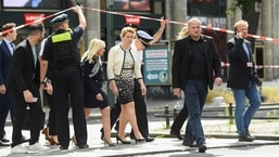 A prefeita de Berlim, Franziska Giffey, visita a cena do crime onde um carro colidiu com um grupo de pessoas, perto de Breitscheidplatz, em Berlim, Alemanha, em 8 de junho de 2022. (REUTERS/Annegret Hilse)
