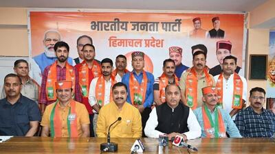 Independent MLAs Prakash Rana (L) and Hoshiyar Singh join the BJP in the presence of Himachal CM Jai Ram Thakur in Shimla. (HT Photo) Independent MLAs Prakash Rana (L) and Hoshiyar Singh join the BJP in the presence of Himachal CM Jai Ram Thakur in Shimla. (HT Photo)