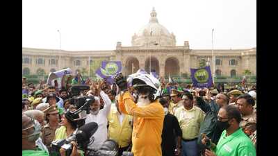 Sadhguru being welcomed in Lucknow as part of his 100-day 30000 kilometer ‘save soil’ journey (HT photo)