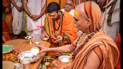 Swami Avimukteshwaranand, who was on a fast over Gyanvapi mosque issue, breaks his fast after offering puja, in Varanasi, Wednesday. (PTI Photo)