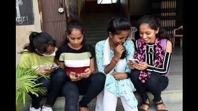Students of Shrimati Gendabai Tarachand Chopda College, Chinchwad are seen checking their results on Wednesday. (HT PHOTO) Students of Shrimati Gendabai Tarachand Chopda College, Chinchwad are seen checking their results on Wednesday. (HT PHOTO)