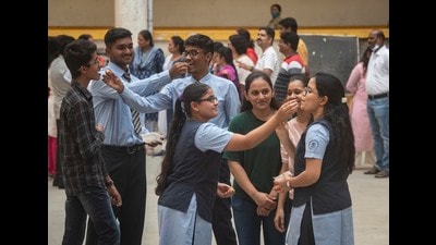HSC students of Abhinav Junior College in Pune celebrate after results were announced on Wednesday. (Pratham Gokhale/HT Photo) HSC students of Abhinav Junior College in Pune celebrate after results were announced on Wednesday. (Pratham Gokhale/HT Photo)