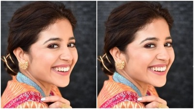 Shweta added more colours to her look with golden ear studs, ring and a golden neck choker from the shelves of Roma Narsinghani. (Instagram/@battatawada)