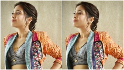 Styled by fashion stylist Pooja Sethi, Shweta wore her tresses into a bun and left a few strands open to fall around her face. (Instagram/@battatawada)