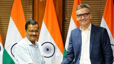 Arvind Kejriwal (left) and Alex Ellis. (Twitter/AlexWEllis)