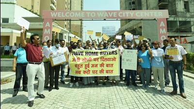 Homebuyers of Wave group during a protest in April. The group is yet to deliver residential units in Noida despite a majority of buyers having paid the entire flat cost. (HT Archive) Homebuyers of Wave group during a protest in April. The group is yet to deliver residential units in Noida despite a majority of buyers having paid the entire flat cost. (HT Archive)