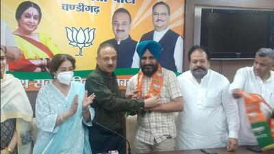 Ward 20 councillor Gurcharan Jeet Singh Kala being welcomed into the BJP by party’s Chandigarh president Arun Sood (second from left) and local MP Kirron Kher (left) on Wednesday. (HT Photo)