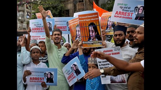 People shout slogans as they hold placards during a protest demanding the arrest of Bharatiya Janata Party (BJP) member Nupur Sharma for her comments on Prophet Mohammed, Kolkata, 7, 2022 (REUTERS)