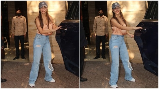 On Wednesday, Malaika stepped out of her home in Mumbai in a trendy crop top and denim jeans set. Her fit is the perfect pick for enjoying brunch dates with your girlfriends or casual evening outings with your partner.(HT Photo/Varinder Chawla)