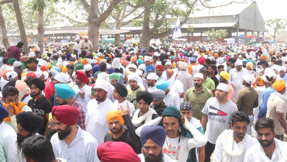Fans and supporters of singer and Congress leader Sidhu Moose Wala braving the heat to attend his bhog ceremony at the New Grain Market in Mansa on Wednesday. (Sanjeev Kumar/HT)
