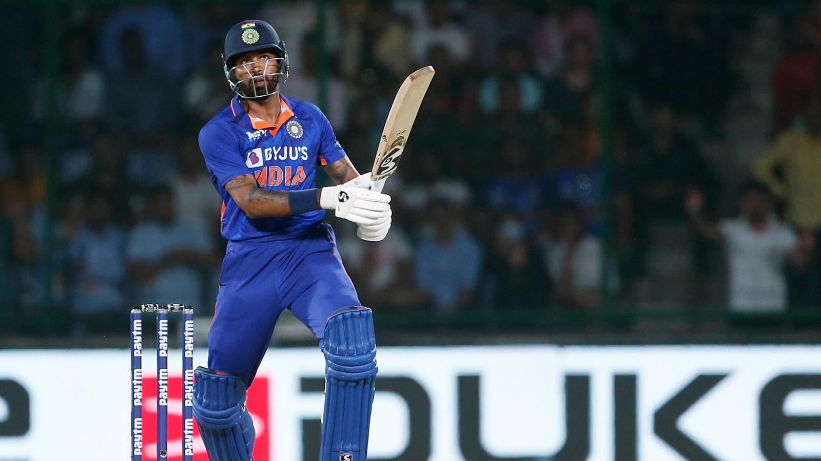 'Amazing' Hardik Pandya earns praise from India legend for six off ...