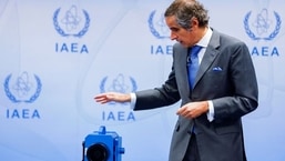 O diretor-geral da AIEA, Rafael Mariano Grossi, fala em uma coletiva de imprensa sobre os desenvolvimentos relacionados ao trabalho de monitoramento e verificação da AIEA no Irã, em Viena, Áustria, 9 de junho de 2022. (REUTERS/Lisa Leutner)