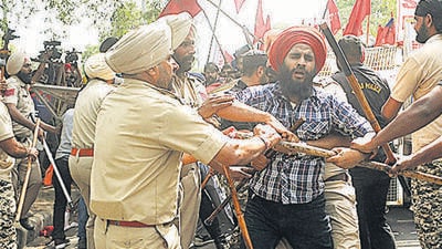 Police personnel stopping the protesting students from proceeding towards Chandigarh at the YPS roundabout in Mohali on Thursday. (Ravi Kumar/HT)
