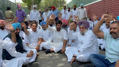 Punjab Congress chief Amarinder Singh Raja Warring, leader of opposition Partap Singh Bajwa and former deputy CMs OP Soni and Sukhjinder Singh Randhawa holding a dharna at the chief minister’s residence in Chandigarh on Thursday. They were later taken into custody by Chandigarh Police. (HT Photo)