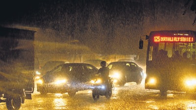 Mumbai, India - June 09, 2022: Motorists drive through heavy rain at Kanjurmarg, in Mumbai, India, on Thursday, June 09, 2022. (Photo by Pratik Chorge/Hindustan Times) (Pratik Chorge/HT PHOTO)