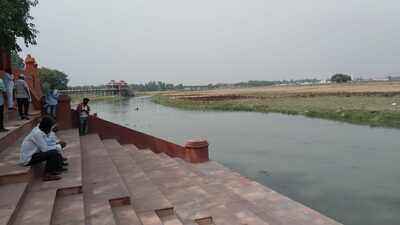 In its 102-km course, the river flows through four districts- Siddharthnagar, Basti, Sant Kabir Nagar and Gorakhpur districts. (HT)