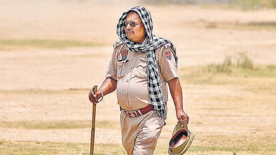 A policeman braving the scorching heat while at work in Mohali on Thursday. The heatwave in Chandigarh is likely to continue on Friday as well. (Ravi Kumar/HT) A policeman braving the scorching heat while at work in Mohali on Thursday. The heatwave in Chandigarh is likely to continue on Friday as well. (Ravi Kumar/HT)
