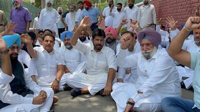 Punjab Congress president Amarinder Singh Raja Warring and other senior leaders protesting at chief minister Bhagwant Mann’s residence in Chandigarh on Thursday. (HT PHOTO)