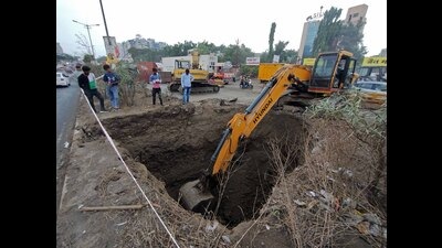 Digging work in progress on Katraj - Dehu road bypass for pipeline installation on Thursday. (Ravindra Joshi/HT PHOTO)