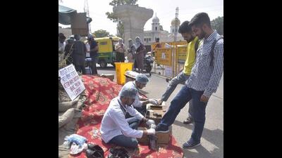 The protesting interns of GADVASU polished shoes to register their protest in Ludhiana. The veterinarian is on strike for past four days to demand hike of stipends. (Gurpreet Singh/HT)