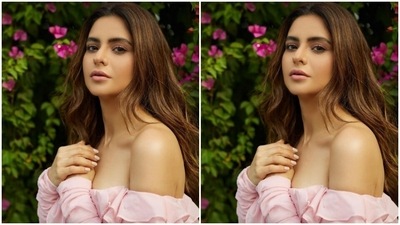 Aamna played muse to fashion designer brand House of CB and picked a pastel pink short dress for the pictures. (Instagram/@aamnasharifofficial)