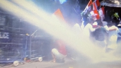 Cops fire water cannons on Congress protesters demanding resignation of Kerala chief minister Pinarayi Vijayan in Thiruvananthapuram. (Twitter/ANI) Cops fire water cannons on Congress protesters demanding resignation of Kerala chief minister Pinarayi Vijayan in Thiruvananthapuram. (Twitter/ANI)