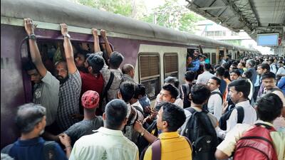 Rush at Kalwa station. Commuters have demanded home platform and halt of fast trains at Kalwa station to ease overcrowding. (PRAFUL GANGURDE/HT PHOTO) Rush at Kalwa station. Commuters have demanded home platform and halt of fast trains at Kalwa station to ease overcrowding. (PRAFUL GANGURDE/HT PHOTO)