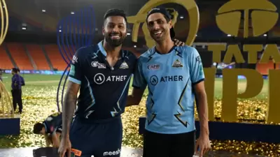 Hardik Pandya (L) with Ashish Nehra (IPL) Hardik Pandya (L) with Ashish Nehra (IPL)