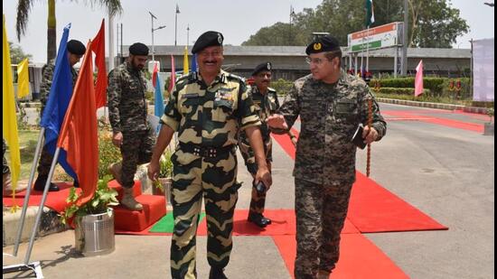 BSF DIG, Gurdaspur, Prabhakar Joshi and Pakistan’s sector commander brigadier Fahd Ayub. (HT Photo)