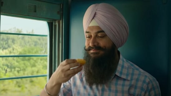 Aamir Khan eating golgappa in a scene from Laal Singh Chaddha trailer.