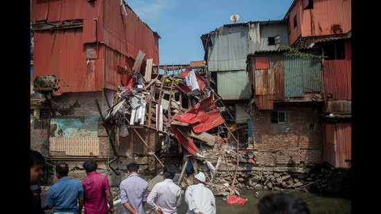 The 18 injured were rushed to the local Bhabha Hospital in Bandra and 17 of them were discharged soon after. (Satish Bate/HT PHOTO) The 18 injured were rushed to the local Bhabha Hospital in Bandra and 17 of them were discharged soon after. (Satish Bate/HT PHOTO)