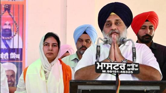 Accompanied by SAD candidate Kamaldeep Kaur, party chief Sukhbir Badal addressing a rally for the Sangrur bypoll (HT Photo)