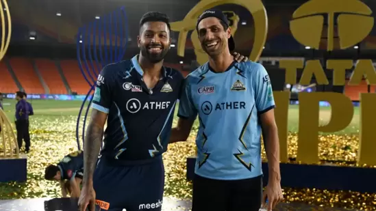 Hardik Pandya (L) with Ashish Nehra (IPL)