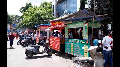 The PMC in a drive on Friday sealed 35 stalls at Bhavani peth, City post and Z bridge, and Natraj lane till 5.30pm. (Rahul Raut/HT PHOTO) The PMC in a drive on Friday sealed 35 stalls at Bhavani peth, City post and Z bridge, and Natraj lane till 5.30pm. (Rahul Raut/HT PHOTO)