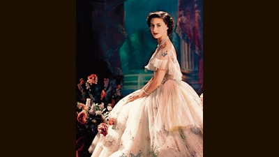 A beautiful portrait of a young Queen Elizabeth II in a ruffled ball gown and signature pearl jewellery (Photo: Twitter) A beautiful portrait of a young Queen Elizabeth II in a ruffled ball gown and signature pearl jewellery (Photo: Twitter)