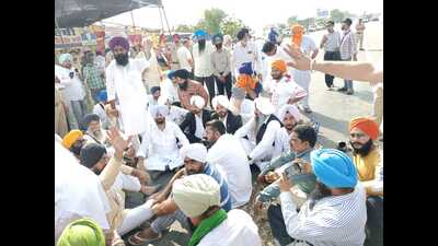 Behbal Kalan firing: Protesters threaten to intensify stir if justice not served within deadline (HT FILE)