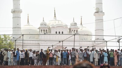 A massive crowd at Tilewali mosque in Lucknow for Friday namaz. (Deepak Gupta/HT)