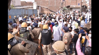Protestors on the oad in Firozabad after Friday ‘namaz’. (HT)
