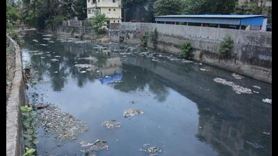 Shreerang nullah in Thane with garbage floating. Nullahs in Thane are only cleaned from outside while garbage continues to float on them, a status check by Hindustan Times reveals. (PRAFUL GANGURDE/HT PHOTO)