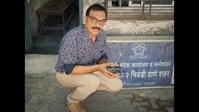 Assistant Police Inspector Yogesh Sankhe holding the injured baby crow after rescuing it in Bhiwandi. (HT PHOTO)