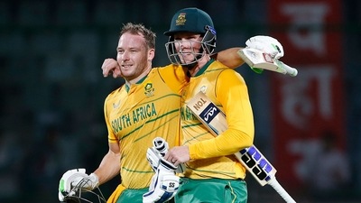 South Africa's Rassie van der Dussen and David Miller celebrate after winning the 1st T20I match against India, at Arun Jaitley Stadium in New Delhi (ANI)