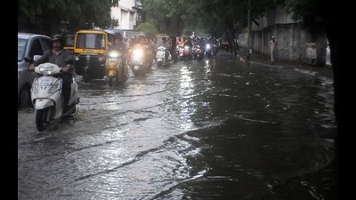Traffic at Sadashiv peth moved at snail’s pace due to heavy rains on Friday. (HT PHOTO)