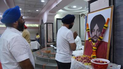 Community members pay homage to Indian singer late Shubhdeep Singh Sidhu, popularly known as Sidhu Moosewala, during a prayer meeting organised by Punjabi Global Foundation at a gurudwara in Mumbai on Tuesday. (Vijay Bate/ HT Photo) Community members pay homage to Indian singer late Shubhdeep Singh Sidhu, popularly known as Sidhu Moosewala, during a prayer meeting organised by Punjabi Global Foundation at a gurudwara in Mumbai on Tuesday. (Vijay Bate/ HT Photo)