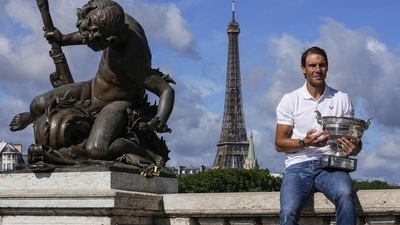 Spain's Rafael Nadal poses with his trophy at Alexander III bridge in Paris, June 6, 2022 (AP) Spain's Rafael Nadal poses with his trophy at Alexander III bridge in Paris, June 6, 2022 (AP)