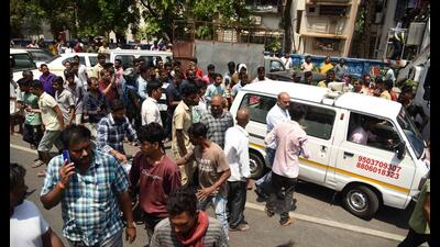 The place where a worker died while trimming trees in a housing society in Vashi on Friday afternoon. (BACHCHAN KUMAR/HT PHOTO)