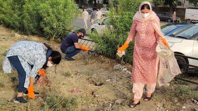 Chandigarh mayor Sarbjit Kaur and residents cleaning a park in Manimajra as part of the plogging drive on Friday. (HT Photo)