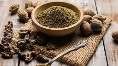 Triphala: A combination of three essential rejuvenating herbs, Triphala helps in improving all natural functions of the kidney. It strengthens the liver and kidneys. 