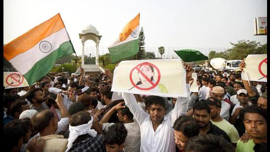SDPI members stage a protest in Patna on Friday. (Santosh Kumar/HT Photo) SDPI members stage a protest in Patna on Friday. (Santosh Kumar/HT Photo)