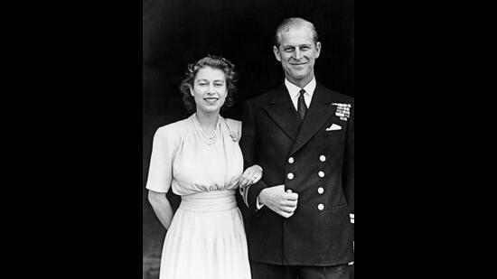 Queen Elizabeth II in a pencil dress with a cinched waistline, pearl necklace and an heirloom brooch with her late husband, Prince Philip Mountbatten (Photo: AFP, Facebook, Instagram and Twitter)